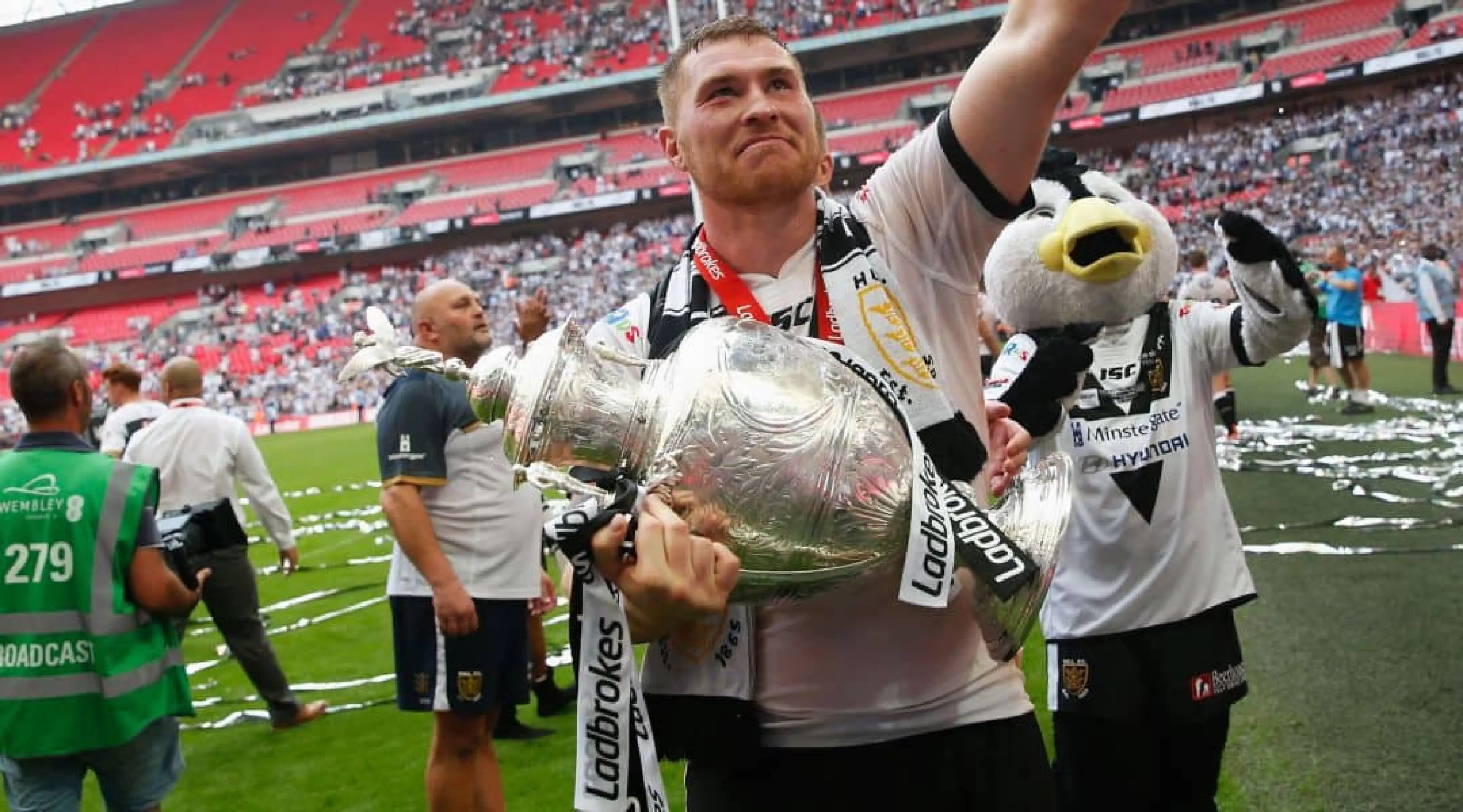 Scott Taylor with the Ladbrokes Challenge Cup